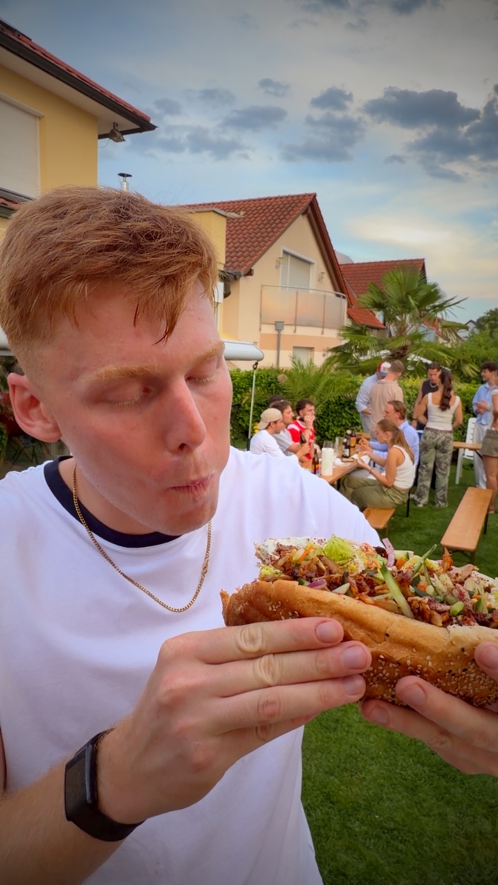 Gast beißt in einen ALMANS Döner
