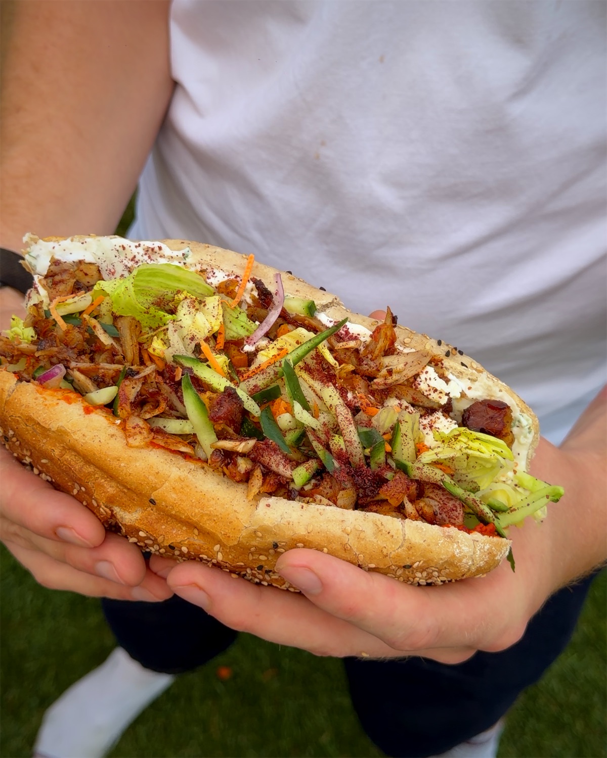 ALMANS Döner in zwei Händen