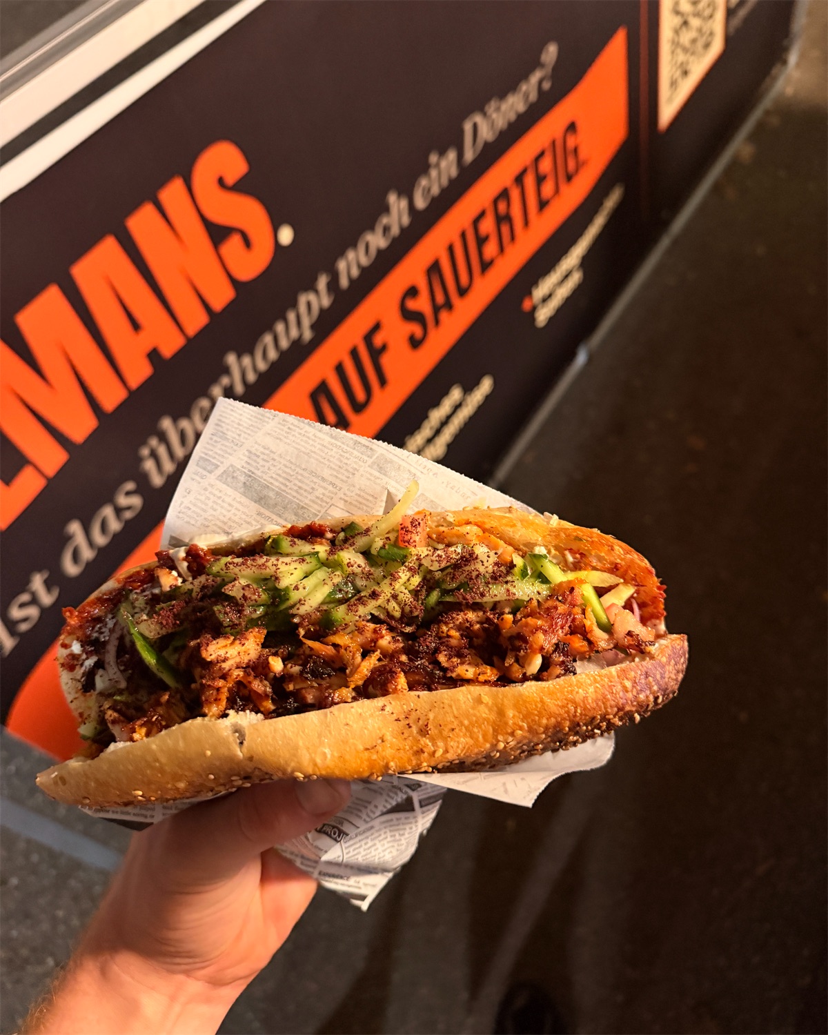 ALMANS Döner im Sauerteigbrot vor dem Trailer