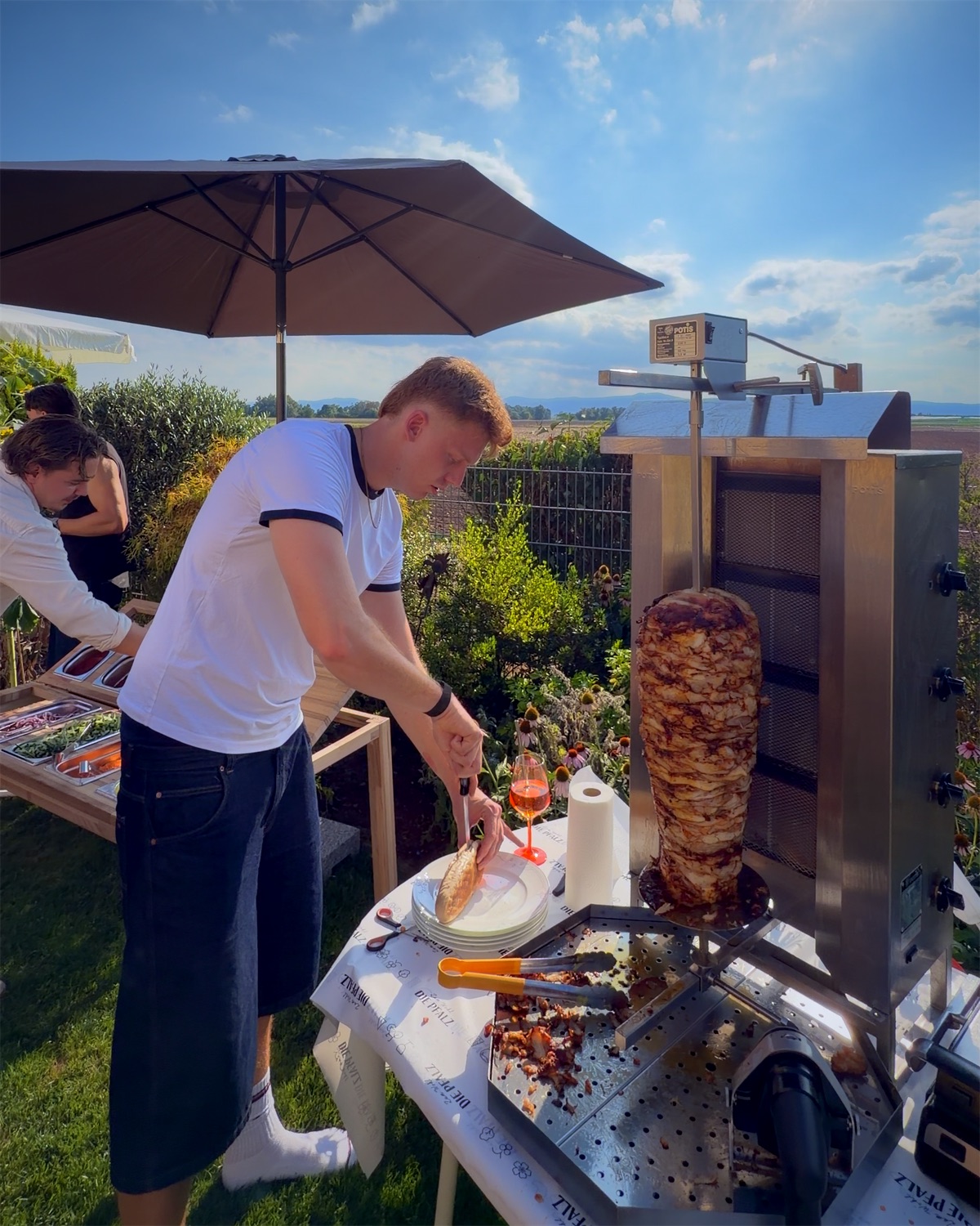 Einer der Gründer schneidet am Spieß