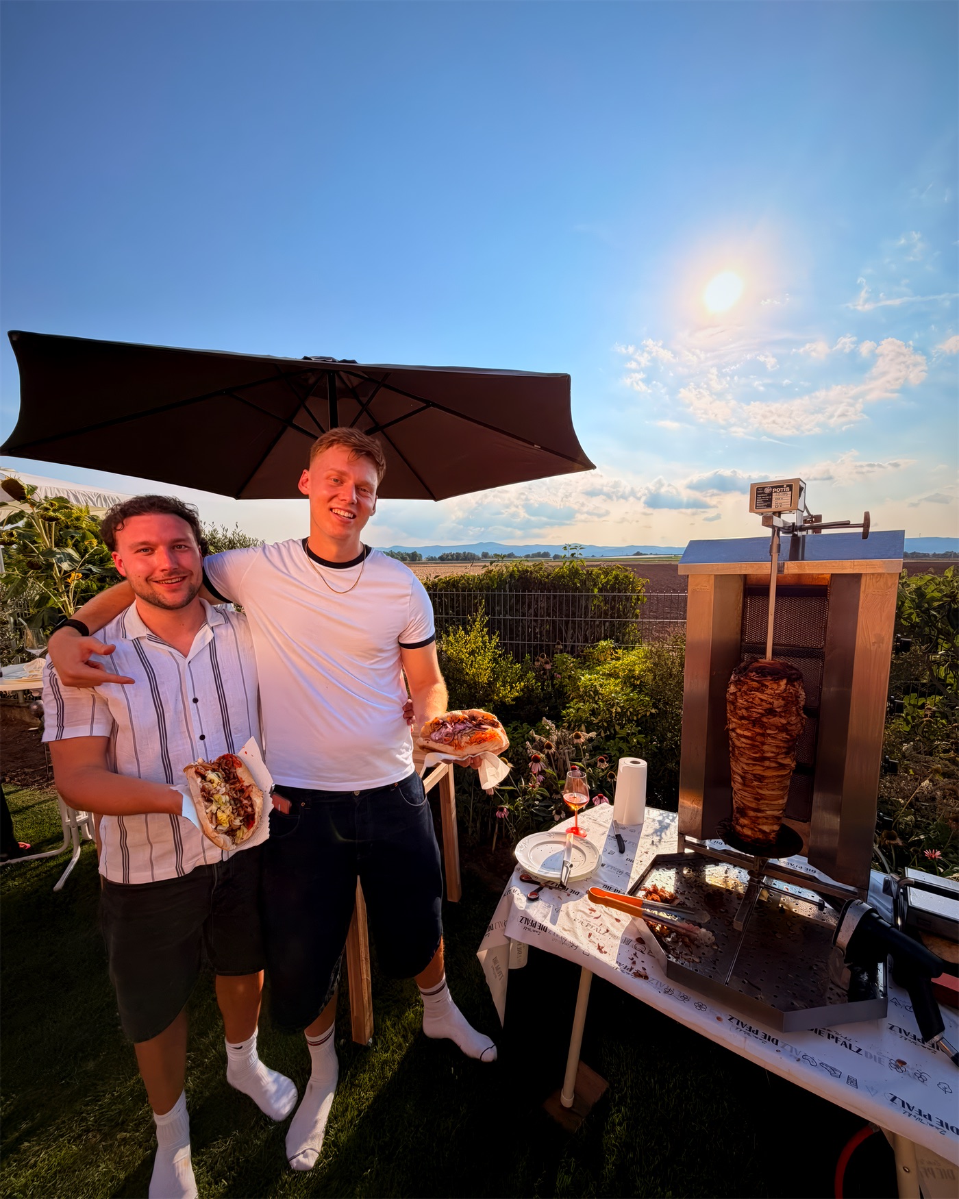 Marc Ries und Lukas Geiger, Gründer von ALMANS, am Dönerspieß