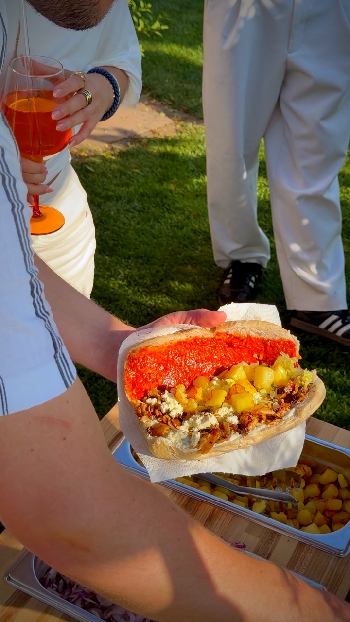 Döner wird über die Station gereicht