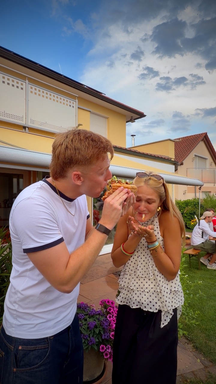 Zwei Gäste teilen sich einen Döner