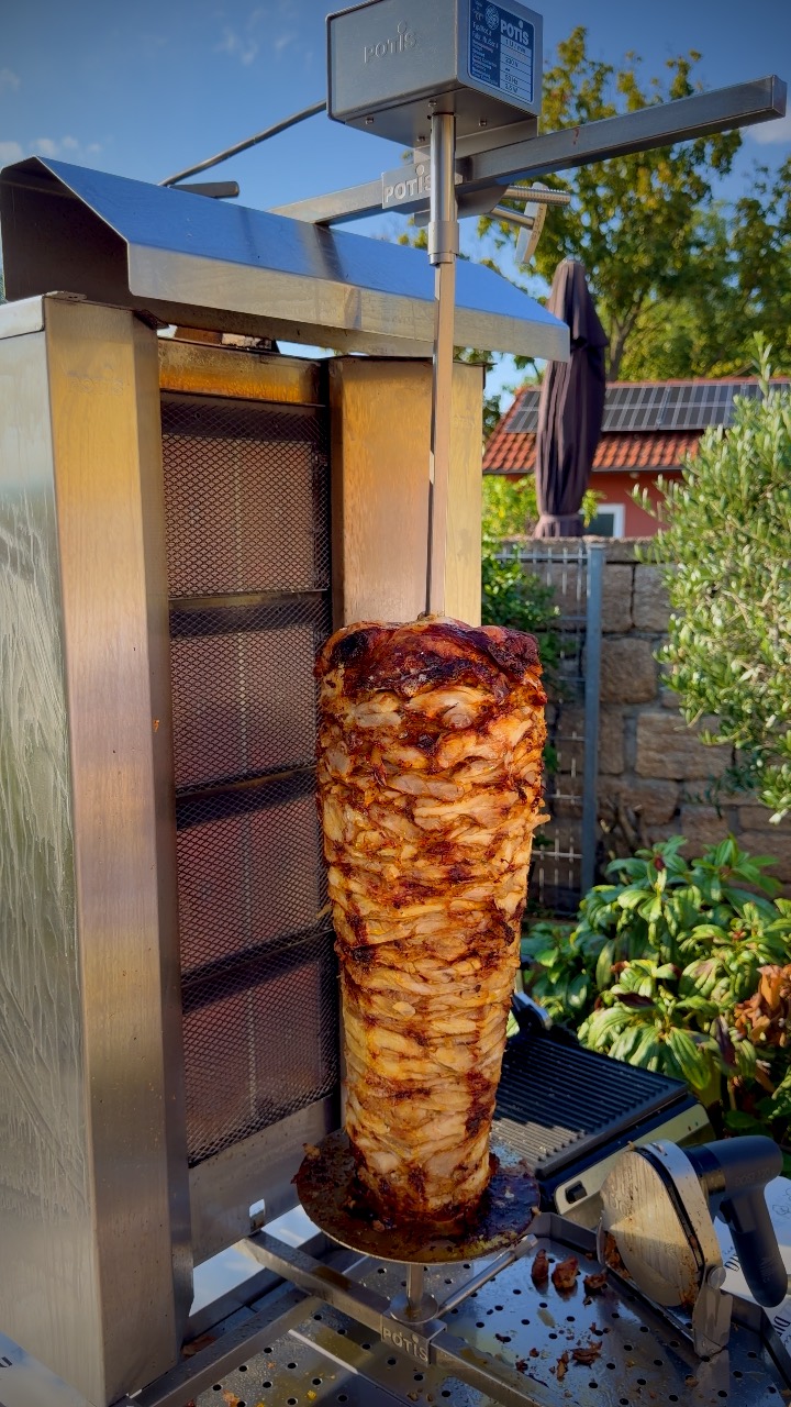 Chicken-Spieß dreht sich im Garten