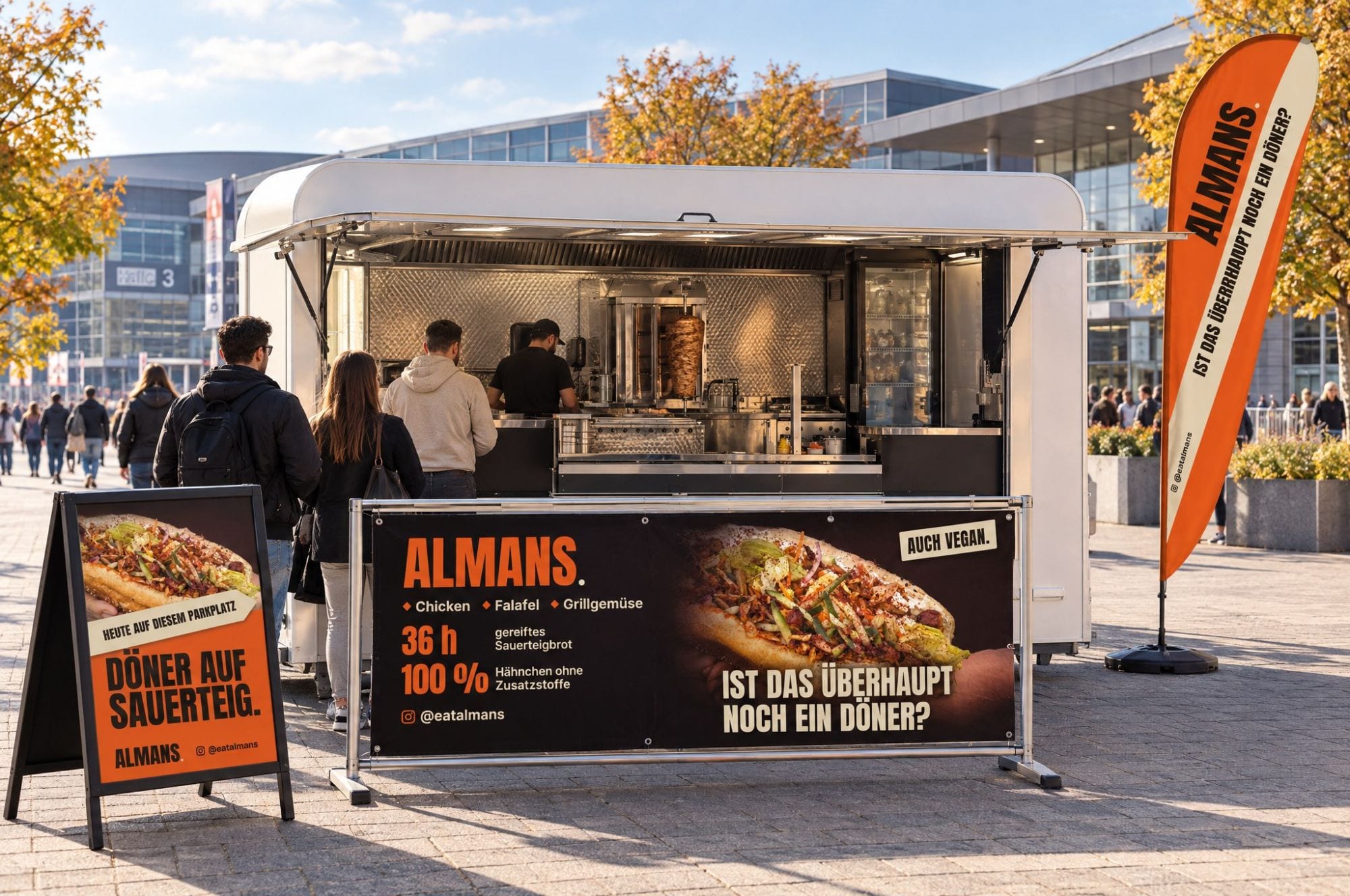 Der ALMANS Foodtrailer mit Werbebande, Kundenstopper und Beachflag